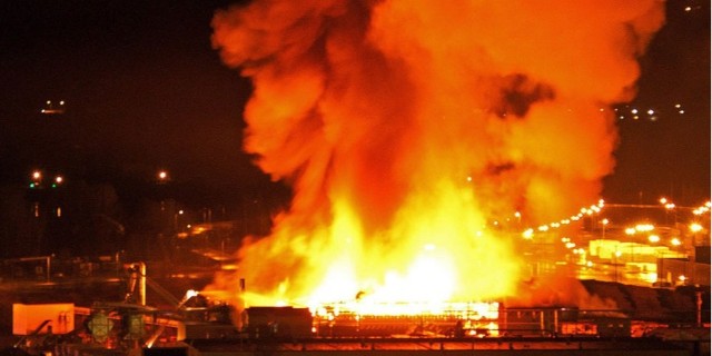 加拿大某锯木厂发生大火爆炸现场